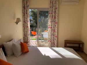 Un pat sau paturi într-o cameră la Laios Hotel (Adults Only)