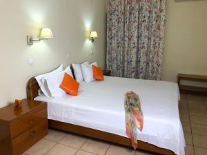 Un pat sau paturi într-o cameră la Laios Hotel (Adults Only)