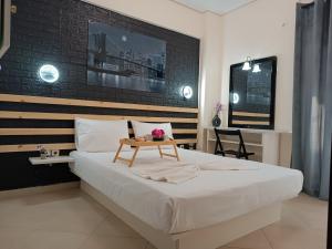 - une chambre avec un grand lit et une table dans l'établissement Local Paradise Xilokastro, à Xylokastro
