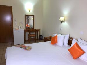 Un pat sau paturi într-o cameră la Laios Hotel (Adults Only)