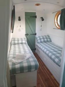 Ein Bett oder Betten in einem Zimmer der Unterkunft Waterbeach Boatel