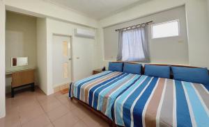 Una cama o camas en una habitación de 綠島-宏發民宿HongFa Homestay