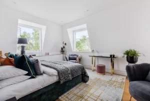 una camera con letto e divano di Stunning Covent Garden DREAM COME TRUE Super Quiet HOTEL Alike HOME a Londra