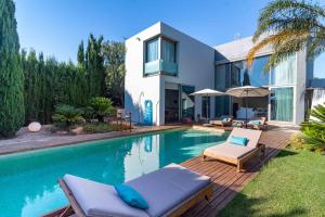 eine Villa mit einem Pool und einem Haus in der Unterkunft CAN COOL in Ibiza-Stadt