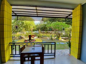 patio con mesa y vistas al jardín en Greenery Resort Koh Tao, en Ko Tao