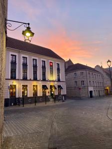 un edificio con una luz de la calle delante de él en ibis Saint-Omer Centre, en Saint-Omer