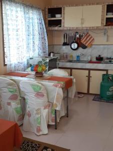 cocina con mesa y sillas en una habitación en Haira Traveller's Home, en Iligan