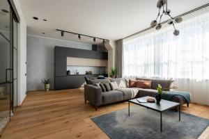 ein Wohnzimmer mit einem Sofa und einem Tisch in der Unterkunft Tamula Sauna Apartment 54 in Võru