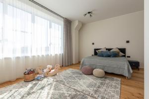 ein Schlafzimmer mit einem Bett und einem Teppich in der Unterkunft Tamula Sauna Apartment 54 in Võru