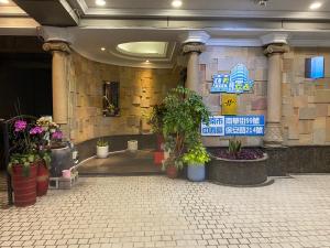 台南的住宿－藍天驛站商務旅館，楼里种植盆栽的大堂