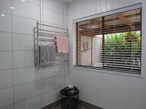 Ένα μπάνιο στο Blue Wren Studio Apartment