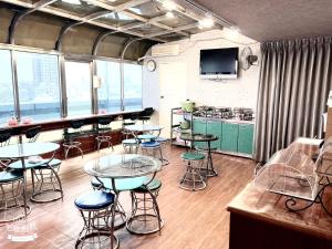 台南的住宿－藍天驛站商務旅館，带桌椅的房间和厨房