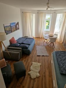 1 dormitorio con cama, sofá y mesa en Beethoven29 / Studio mit Garten direkt in Krems en Krems an der Donau