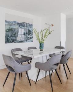 una sala da pranzo con tavolo e sedie bianchi di Stunning Covent Garden DREAM COME TRUE Super Quiet HOTEL Alike HOME a Londra