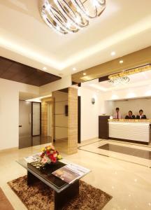 ムンバイにあるHotel Columbusの受付のあるホテルのロビー
