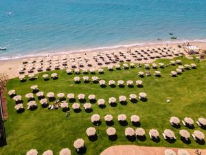 einen Luftblick auf einen Park neben dem Strand in der Unterkunft Rixos Park Belek - The Land Of Legends Access in Belek