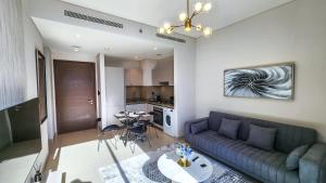 En sittgrupp på STAY BY LATINEM Luxury 1BR Holiday Home CVR A2006 near Burj Khalifa