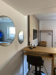 a room with a desk and a mirror at S17 ferienappartments in Flensburg