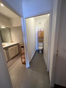 przedpokój z łazienką z toaletą i umywalką w obiekcie Appart avec terrasse vue sur mer exceptionnelle w mieście LʼÎle-Rousse +15 zdjęć