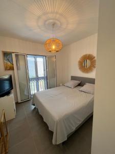 Giường trong phòng chung tại Appart avec terrasse vue sur mer exceptionnelle