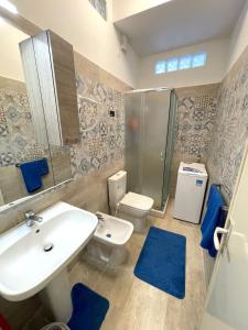 ジャルディーニ・ナクソスにあるTaormina & Sea View Apartmentのバスルーム(洗面台、トイレ、シャワー付)
