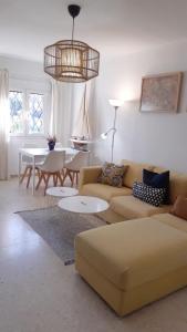 sala de estar con sofá y mesa en Apartamento Yerbabuena, en Sanlúcar de Barrameda