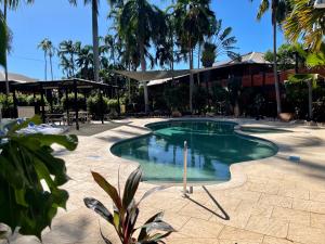 una piscina nel centro di un resort di Broome Time Resort a Broome