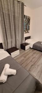 sypialnia z 2 łóżkami i zasłoną w obiekcie Affittacamere cosulich w mieście Monfalcone