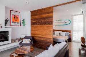 salon z przesuwnymi drzwiami z deską surfingową w obiekcie SURF HOUSE w mieście San Jose de sa Talaia