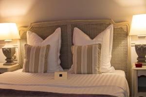 A bed or beds in a room at Gîte du Manoir