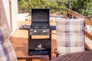 einen Laptop auf einem Grill auf einer Terrasse in der Unterkunft Apartment Tina Capdepera in Capdepera