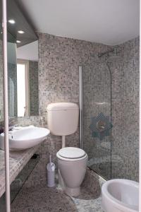 羅馬的住宿－Terrazza San Saba，浴室配有卫生间、盥洗盆和淋浴。