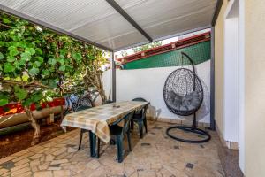 una mesa y sillas en un patio en Apartments with a parking space Valbandon, Fazana - 7352, en Fažana