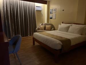 Rúm í herbergi á Rufana Suites