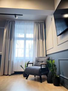 een woonkamer met een stoel en een raam bij Tare apartment in Pärnu