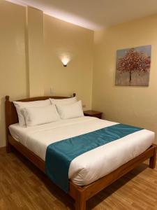 Rúm í herbergi á Rufana Suites