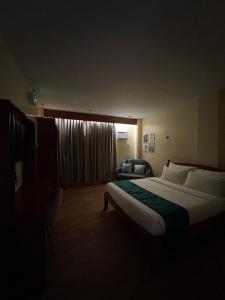 Rúm í herbergi á Rufana Suites