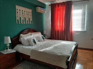 En eller flere senge i et værelse på Cosy central apartment