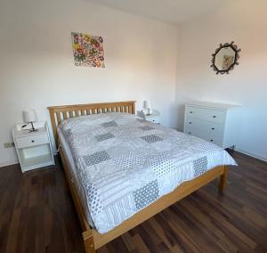 1 dormitorio con 1 cama con 2 mesitas de noche y 2 mesas en Gemütliche Wohnung in Genthin OT Tucheim, en Tucheim