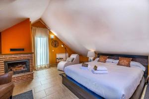 ein Schlafzimmer mit einem großen Bett und einem Kamin in der Unterkunft Casa Tomillar in San Rafael