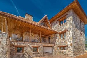 ein Steinhaus mit Balkon darüber in der Unterkunft Casa Tomillar in San Rafael