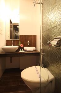 ムンバイにあるHotel Columbusのトイレと洗面台付きのバスルーム