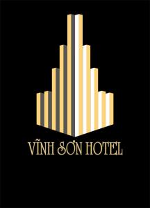 Vĩnh Sơn Nội Bài في هانوي: مبنى الأصفر والأبيض مع الكلمات vin son hotel