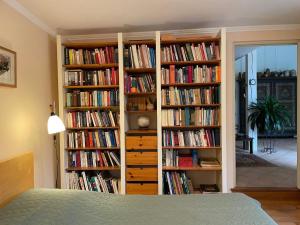 una habitación con dos estanterías llenas de libros en Appartement près de DOLE, en Menotey