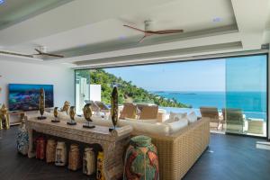 sala de estar con sofá y vistas al océano en BLUE ELEPHANT Luxury Pool Villa Koh Samui by Blue Mountain Villas en Koh Samui