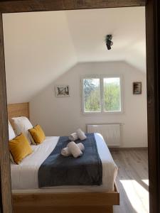 Łóżko lub łóżka w pokoju w obiekcie La cabane des écureuils