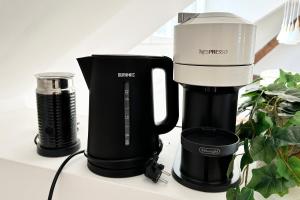 a coffee maker and a blender on a counter at Suite-Apartment zentral in Krefeld mit hohen Decken in Krefeld