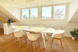 een eetkamer met een tafel en stoelen bij Suite-Apartment zentral in Krefeld mit hohen Decken in Krefeld