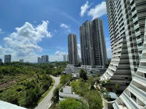 uma vista para uma cidade com edifícios altos em Meridin Medini by WP Homestay em Nusajaya