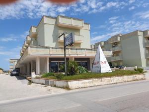 un pequeño velero frente a un edificio en Appartamento Rosa dei Venti, en Marsala